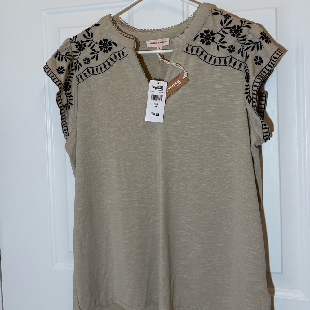 Vintage Threads Women’s Short Sleeve Top in Beige